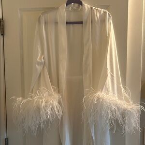 Elegant White Feather Trim Robe